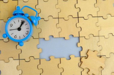 Metin şablonu için eksik parçaları olan boş beyaz bulmaca. Yeşil arkaplanda izole edilmiş fotoğrafın üzerinde