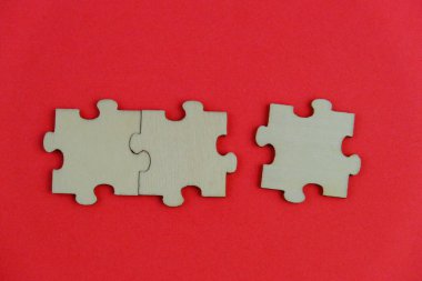 Metin şablonu için eksik parçaları olan boş beyaz bulmaca. Yeşil arkaplanda izole edilmiş fotoğrafın üzerinde