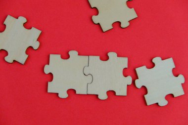 Metin şablonu için eksik parçaları olan boş beyaz bulmaca. Yeşil arkaplanda izole edilmiş fotoğrafın üzerinde