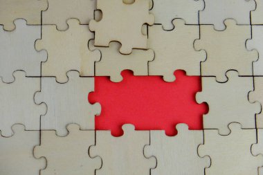 Metin şablonu için eksik parçaları olan boş beyaz bulmaca. Yeşil arkaplanda izole edilmiş fotoğrafın üzerinde