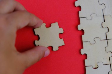 Metin şablonu için eksik parçaları olan boş beyaz bulmaca. Yeşil arkaplanda izole edilmiş fotoğrafın üzerinde