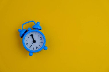 Kopya uzay konseptli çalar saat. düz kırmızı sarı arkaplan. 