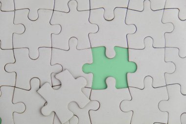 Bir metin şablonu için kayıp bulmacalı beyaz yapboz. İzole edilmiş mavi arkaplanda izole edilmiş fotoğrafın üzerinde