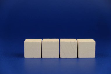 Bir metin şablonu için kayıp bulmacalı beyaz yapboz. Mavi arkaplanda izole edilmiş fotoğrafın üzerinde