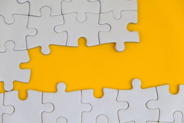 Tahta yapboz ve kayıp bir yapboz. İzole edilmiş arkaplanda izole edilmiş fotoğrafın üzerinde