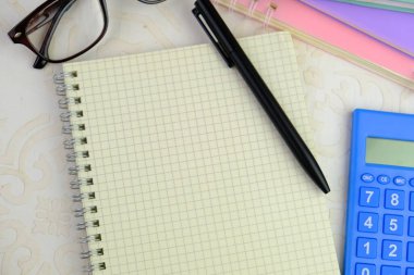 İzole edilmiş arkaplan üzerine boş not kağıdı uyarı, yorum, not ya da duyuru konsepti olarak. metin alanı. 