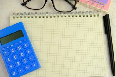 İzole edilmiş arkaplan üzerine boş not kağıdı uyarı, yorum, not ya da duyuru konsepti olarak. metin alanı. 