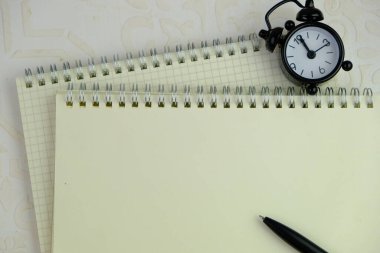 İzole edilmiş arkaplan üzerine boş not kağıdı uyarı, yorum, not ya da duyuru konsepti olarak. metin alanı. 