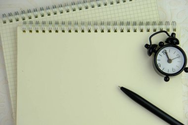 İzole edilmiş arkaplan üzerine boş not kağıdı uyarı, yorum, not ya da duyuru konsepti olarak. metin alanı. 