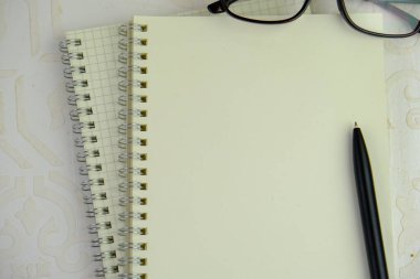 İzole edilmiş arkaplan üzerine boş not kağıdı uyarı, yorum, not ya da duyuru konsepti olarak. metin alanı. 