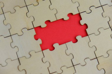 Tahta yapboz ve kayıp bir yapboz. İzole edilmiş arkaplanda izole edilmiş fotoğrafın üzerinde