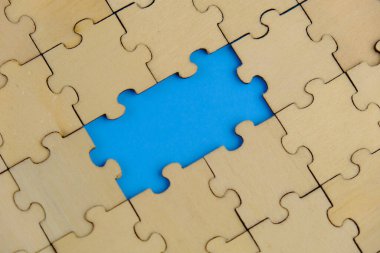 Tahta yapboz ve kayıp bir yapboz. İzole edilmiş arkaplanda izole edilmiş fotoğrafın üzerinde