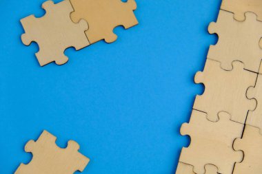 Tahta yapboz ve kayıp bir yapboz. İzole edilmiş arkaplanda izole edilmiş fotoğrafın üzerinde