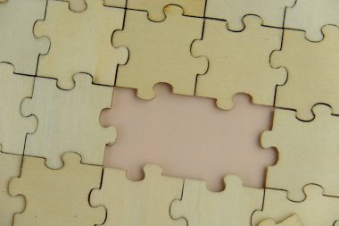 Tahta yapboz ve kayıp bir yapboz. İzole edilmiş arkaplanda izole edilmiş fotoğrafın üzerinde