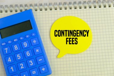 Saat ve hesap makinesiyle acil durum planı. Finans sektörü kavramı 