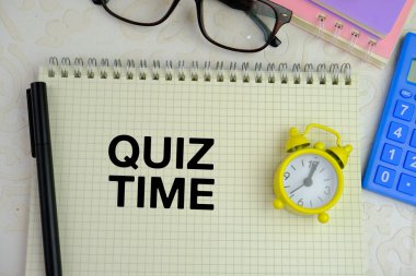 Quiz Time 'ın yanında sade bir arka plandaki mini çalar saatin kelimeleri. Quizlere ya da yarışmalara cevap verme konsepti. metin alanı