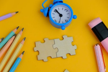 Tahta yapboz ve kayıp bir yapboz. İzole edilmiş arkaplanda izole edilmiş fotoğrafın üzerinde