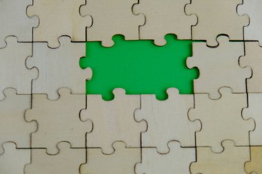 Tahta yapboz ve kayıp bir yapboz. İzole edilmiş arkaplanda izole edilmiş fotoğrafın üzerinde