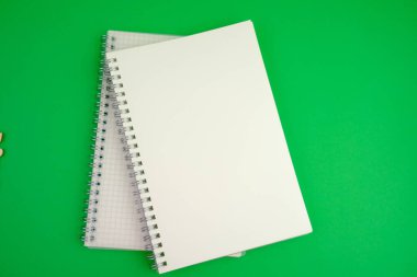 Sade bir arka planda, not defteri olan düz bir iş yeri. Eğitim, iş ve ofis kavramı. 