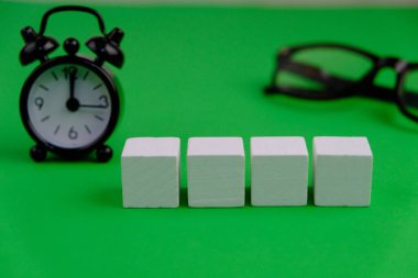 Metin alanı için boş bir tahta küp düzlüğü. Sade arka planda metin alanı olan eğitim ve finans kavramı. ofis araçlarıyla çevrili.