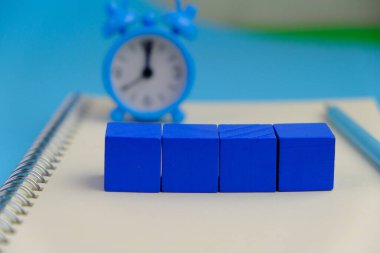 Metin alanı için boş bir tahta küp düzlüğü. Sade arka planda metin alanı olan eğitim ve finans kavramı. ofis araçlarıyla çevrili.