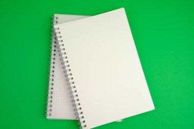 Sade bir arka planda, not defteri olan düz bir iş yeri. Eğitim, iş ve ofis kavramı. 