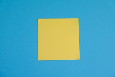 Sade bir arka planda, not defteri olan düz bir iş yeri. Eğitim, iş ve ofis kavramı. 