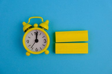 Metin alanı için boş bir tahta küp düzlüğü. Sade arka planda metin alanı olan eğitim ve finans kavramı. ofis araçlarıyla çevrili.