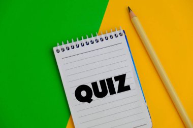 Renkli ahşap bloklar üzerine bir sınav. quiz ya da quiz oyunlarına cevap verme kavramı