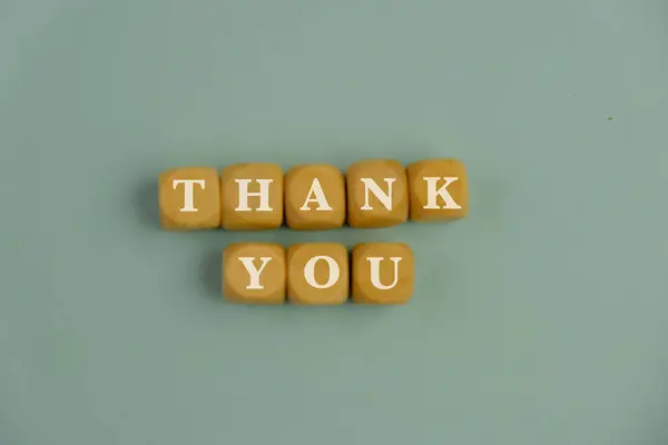 Takdir ve kart konsepti için ahşap küp üzerine teşekkür metni.