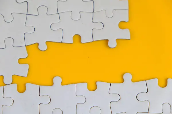 Tahta yapboz ve kayıp bir yapboz. İzole edilmiş arkaplanda izole edilmiş fotoğrafın üzerinde