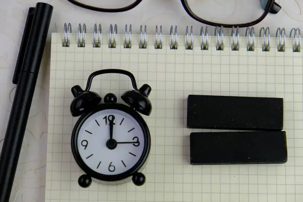 İzole edilmiş arkaplan üzerine boş not kağıdı uyarı, yorum, not ya da duyuru konsepti olarak. metin alanı. 