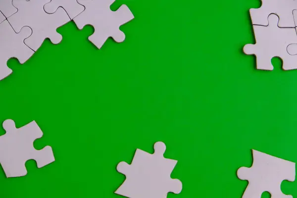 Bir metin şablonu için kayıp bulmacalı beyaz yapboz. Arkaplanda izole edilmiş bir fotoğrafın üzerinde