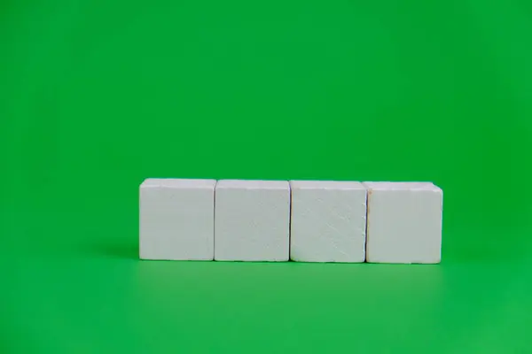 Bir metin şablonu için kayıp bulmacalı beyaz yapboz. Mavi arkaplanda izole edilmiş fotoğrafın üzerinde