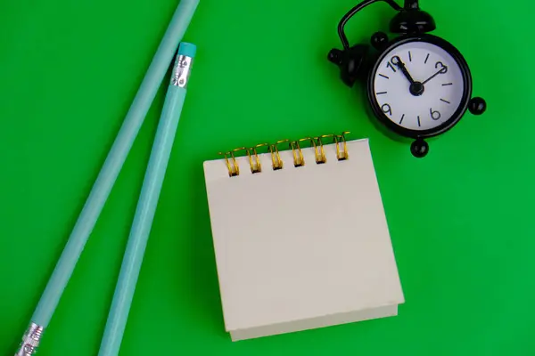 Sade bir arka planda, not defteri olan düz bir iş yeri. Eğitim, iş ve ofis kavramı. 