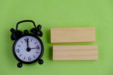 Metin alanı için boş bir tahta küp düzlüğü. Sade arka planda metin alanı olan eğitim ve finans kavramı. ofis araçlarıyla çevrili.