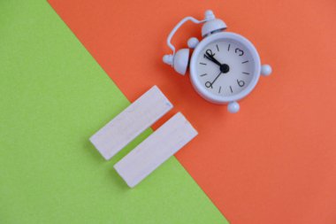 Metin alanı için boş bir tahta küp düzlüğü. Sade arka planda metin alanı olan eğitim ve finans kavramı. ofis araçlarıyla çevrili.