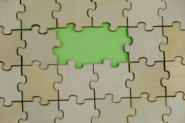 Bir metin şablonu için kayıp bulmacalı beyaz yapboz. Arkaplanda izole edilmiş bir fotoğrafın üzerinde