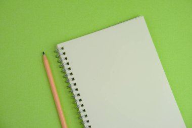 Sade bir arka planda, not defteri olan düz bir iş yeri. Eğitim, iş ve ofis kavramı. 