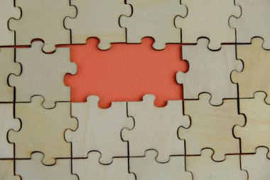 Bir metin şablonu için kayıp bulmacalı beyaz yapboz. Arkaplanda izole edilmiş bir fotoğrafın üzerinde