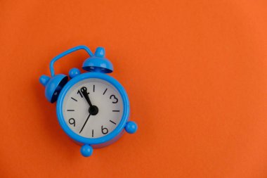 Tahta blok, alarm saati ve metin uzayı kavramının şablonu yok. iş kavramı