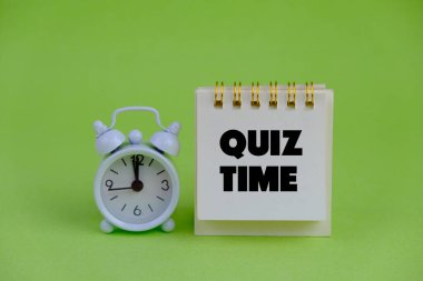 Quiz Time 'ın yanında sade bir arka plandaki mini çalar saatin kelimeleri. Quizlere ya da yarışmalara cevap verme konsepti. metin alanı