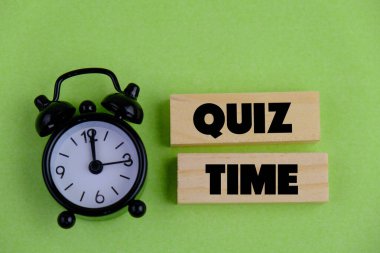 Quiz Time 'ın yanında sade bir arka plandaki mini çalar saatin kelimeleri. Quizlere ya da yarışmalara cevap verme konsepti. metin alanı