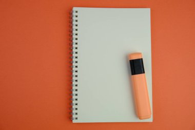 Sade bir arka planda, not defteri olan düz bir iş yeri. Eğitim, iş ve ofis kavramı. 