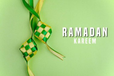Ramazan Kareem 'in metniyle yeşil zemin üzerindeki kurdele ketupat dekorasyon ögeleri. 
