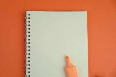 Sade bir arka planda, not defteri olan düz bir iş yeri. Eğitim, iş ve ofis kavramı. 