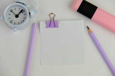 İzole edilmiş arkaplan üzerine boş yığın beyaz not kağıdı bir uyarı, yorum, not veya duyuru konsepti olarak. metin alanı. 