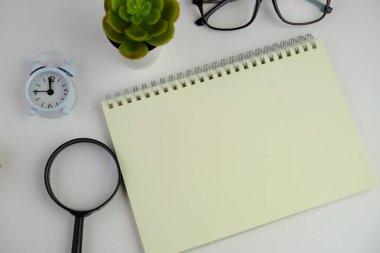 İzole edilmiş arkaplan üzerine boş yığın beyaz not kağıdı bir uyarı, yorum, not veya duyuru konsepti olarak. metin alanı. 