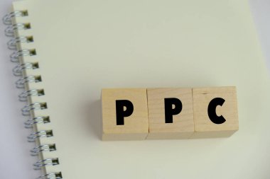 PPC - tıklama başına ödeme - bir not defterindeki tahta küplerin kısaltması. iş ve teknoloji kavramı