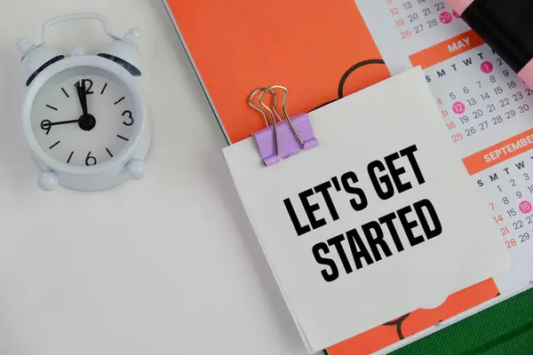 Not defterine ahşap arka planda ofis araçları olan bir metin konsepti yazalım.